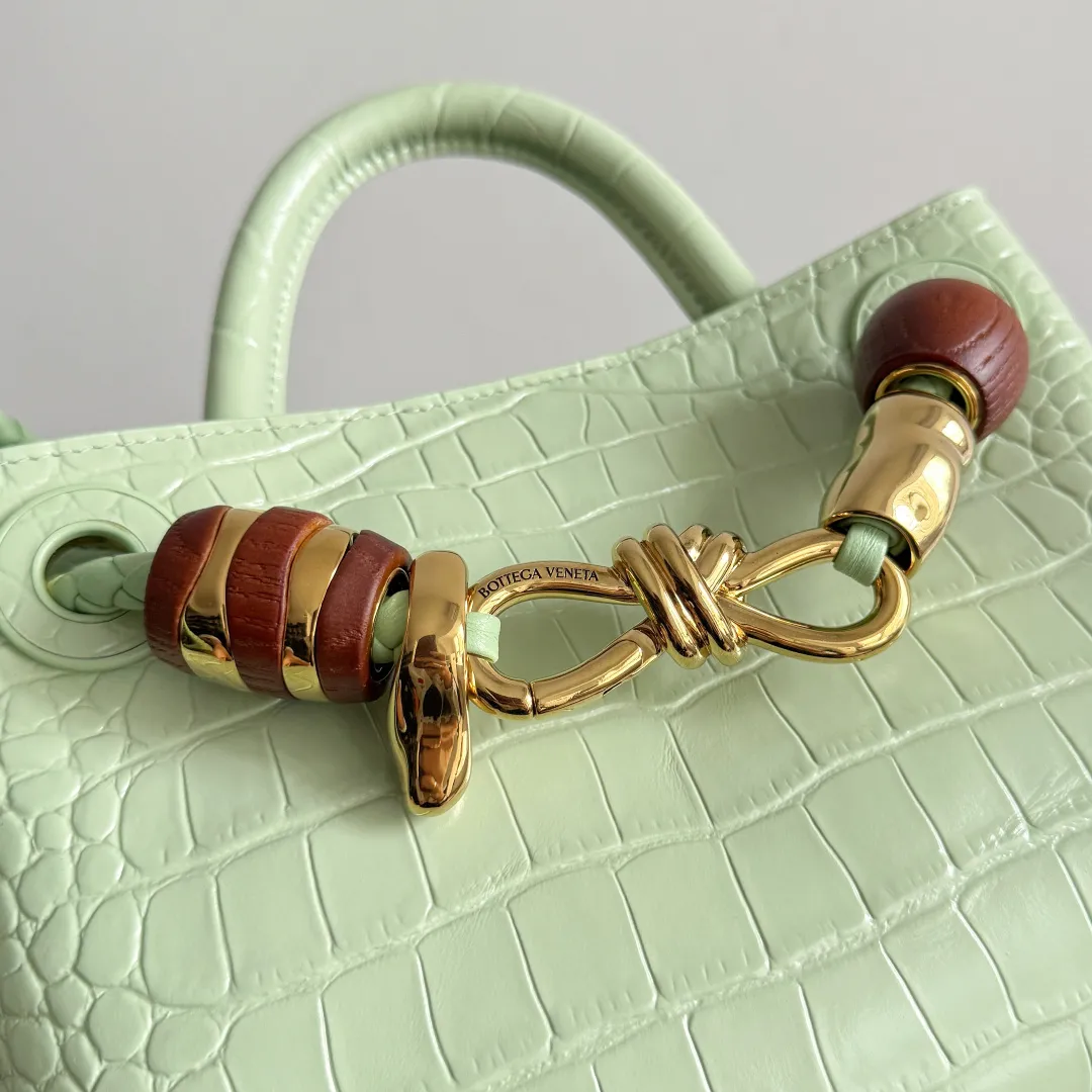 Batch 2880 BOTTEGA VENETA crocodile leather mini andiamo is paired with a four-piece oak hardware set, making the entire bag more layered. As a classic model of the BV family, each innovation brings different surprises to fans. There are three ways to carry it with different makeup. Crocodile skin is called the gold in leather and is famous for its top luxury and rarity. During use, the luster of the crocodile skin will not fade or fade with time. No matter how long it is used, it will still remain new. And because each crocodile skin is different, the effect of each crocodile leather bag is different. Style number: 777614+wood hardware Size: 22*15.5*9cm